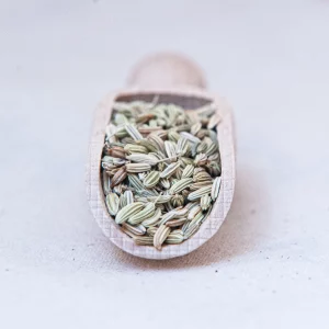 Explorez nos graines de fenouil, un ingrédient aromatique qui offre une saveur douce et anisée à vos plats. Récoltées avec soin, ces graines de fenouil sont idéales pour parfumer les plats de poisson, les saucisses et les plats végétariens. Leur goût délicat, avec des notes légèrement sucrées et fraîches, rehausse vos recettes avec une touche de sophistication. Utilisées en graines entières ou moulues, elles ajoutent une profondeur de saveur subtile et raffinée, parfaite pour les marinades, les soupes ou les ragoûts. Le fenouil est également connu pour ses propriétés digestives et son effet apaisant. Découvrez comment ces graines peuvent transformer vos plats quotidiens en véritables délices culinaires.