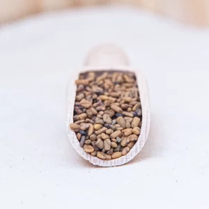 Découvrez nos graines de fenugrec, un trésor aromatique qui ajoute une saveur légèrement amère et épicée à vos plats. Cultivées avec soin, elles sont idéales pour parfumer les currys, les plats de lentilles et les marinades. Leur goût unique et complexe enrichit vos recettes. Avec une profondeur de saveur qui se marie parfaitement avec les autres épices. En plus d'apporter une touche d'originalité à vos plats, le fenugrec est reconnu pour ses bienfaits pour la santé, y compris ses propriétés digestives et anti-inflammatoires. Ajoutez une dimension nouvelle à vos créations culinaires et découvrez la richesse des saveurs que ces graines de fenugrec peuvent offrir.