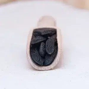 Découvrez la fève de tonka, un trésor aromatique qui ajoute une saveur exotique et subtile à vos créations culinaires. Originaire d'Amérique du Sud. Cette fève est prisée pour ses notes complexes de vanille, d'amande et de caramel. Parfaite pour parfumer les desserts, les sauces et les boissons, elle apporte une touche de sophistication à chaque plat. Utilisée en petites quantités, la fève de tonka libère un arôme envoûtant et chaleureux, transformant une simple recette en une expérience gourmande exceptionnelle. Que ce soit dans une crème brûlée, un gâteau au chocolat ou une boisson chaude, elle enrichit vos préparations d'une saveur unique et raffinée.