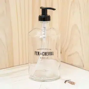 Optez pour notre flacon pompe en verre Fer à Cheval de 500 ml, une solution élégante et durable pour votre salle de bain ou cuisine. Ce flacon en verre allie esthétisme et praticité, offrant une alternative éco-responsable aux bouteilles en plastique jetables. Sa conception permet une utilisation facile et un remplissage sans fin, contribuant ainsi à réduire les déchets. Avec sa capacité généreuse et son design intemporel, ce flacon est parfait pour stocker vos produits de toilette ou de nettoyage. Faites le choix d’un produit chic et respectueux de l’environnement pour une utilisation quotidienne.