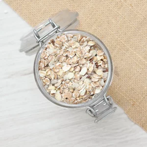 Découvrez notre muesli de flocons, l'essence même d'un petit déjeuner sain et délicieux. Ce muesli est élaboré avec un mélange parfait de céréales entières, de graines croquantes et de fruits secs savoureux. Chaque bouchée de ce muesli de flocons vous offre une expérience matinale riche en saveurs naturelles et en bienfaits. En plus de son goût exquis, il est riche en fibres et en nutriments essentiels pour bien démarrer la journée. Ajoutez du lait ou un yaourt pour un repas complet et équilibré. Ce muesli est le choix idéal pour un petit déjeuner qui allie plaisir et bien-être.