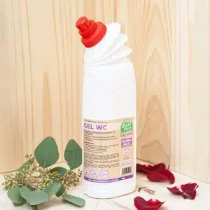 Le gel WC assure un nettoyage approfondi de vos toilettes, éliminant efficacement le tartre et ravivant l’émail. Sa formule, enrichie en acide lactique et citrique, est conçue pour un nettoyage en profondeur tout en étant douce pour les surfaces. Parfumé aux huiles essentielles de menthe et d’eucalyptus, ce gel laisse une odeur fraîche et agréable après chaque utilisation. En plus de son action détartrante, il contribue à maintenir les toilettes propres et bien entretenues. Le gel WC est une solution efficace pour le nettoyage régulier des toilettes, offrant des résultats visibles et un parfum revigorant pour une salle de bain agréable.