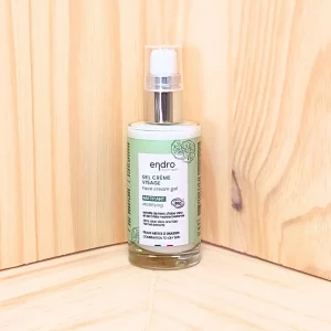 Explorez notre gel crème matifiant, spécialement formulé pour les peaux mixtes à grasses en quête d’un équilibre parfait entre hydratation et matité. Sa texture fluide et rafraîchissante hydrate la peau tout en contrôlant l'excès de sébum pour un fini mat. Enrichi en extraits de noni et d'aloe vera, ce soin offre des propriétés apaisantes et hydratantes, tandis que l'huile de noisette sébo-régulatrice et la poudre végétale d'arrow root assurent une régulation efficace du sébum et une sensation de fraîcheur durable. Idéal pour une application quotidienne, ce gel crème matifiant laisse votre peau parfaitement hydratée, fraîche et sans brillance, tout en offrant un confort optimal et une apparence nette.