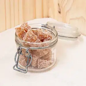 Explorez nos morceaux de gingembre confits, des délices exotiques, épicés et sucrés. Ces morceaux sont soigneusement préparés pour conserver leur saveur intense et leur texture moelleuse. Parfaits pour une collation originale ou pour ajouter une touche piquante à vos recettes, ils offrent une expérience gustative unique. Vous pouvez les déguster seuls comme en-cas gourmand ou les intégrer dans vos pâtisseries, vos desserts, ou vos plats asiatiques. Riches en bienfaits, ces morceaux de gingembre confits sont également une excellente source de nutriments. Découvrez comment ils peuvent transformer vos moments gourmands avec leur saveur audacieuse et leur douceur sucrée.