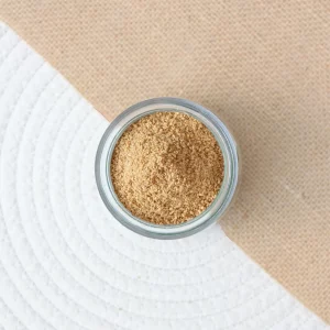 Découvrez notre gomasio de sésame, une délicieuse combinaison de graines de sésame grillées et de sel marin. Ce condiment ajoute une touche de croquant et d'umami à vos plats quotidiens. Fabriqué avec des graines de sésame de haute qualité, il offre une saveur riche et un arôme irrésistible. Parfait pour assaisonner vos salades, plats cuisinés, légumes ou soupes, ce mélange savoureux est également une excellente source de minéraux et d'antioxydants. Ajoutez en à vos recettes pour enrichir vos repas avec une touche délicieuse et nutritive. Optez pour notre gomasio de sésame pour des plats plus gourmands et équilibrés.