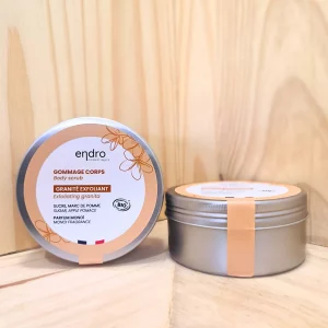 Explorez notre gommage exfoliant corps et laissez vous emporter par une véritable escapade sensorielle grâce à sa texture sablée unique et son parfum envoûtant de monoï. Ce gommage utilise un mélange doux de sucre de betterave et de marc de pomme pour offrir une exfoliation efficace tout en respectant la sensibilité de votre peau. Le sucre de betterave élimine les cellules mortes en douceur, tandis que le marc de pomme contribue à revitaliser et à illuminer votre peau. Sa formulation riche en ingrédients naturels vous offre une expérience de soin agréable et efficace, laissant votre peau douce, lisse et éclatante après chaque utilisation. Profitez d'un moment de bien-être et d'une peau visiblement améliorée.
