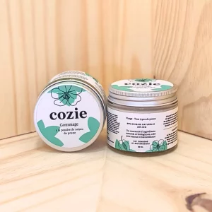 Découvrez notre gommage visage à la poudre de noyau de prune, une formule exfoliante douce mais efficace pour révéler une peau éclatante. Ce gommage visage est enrichi en grains fins de noyau de prune qui éliminent en douceur les cellules mortes, désincrustent les pores et revitalisent le teint. Sa texture agréable permet une exfoliation délicate, sans irriter la peau, tout en offrant un nettoyage en profondeur. Utilisé régulièrement, il aide à affiner le grain de peau, laissant votre visage frais, net et lumineux. Ce soin offre une expérience de gommage revitalisante qui redonne à votre peau toute sa beauté naturelle et sa douceur.