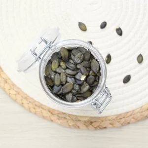 Explorez nos graines de courge, une petite pépite nutritive aux saveurs riches et aux multiples bienfaits pour la santé. Croquantes et délicieuses, ces graines sont une source naturelle de protéines, de fibres et de nutriments essentiels comme le magnésium, le fer et le zinc. Cultivées avec soin, nos graines de courge se prêtent parfaitement à de nombreuses utilisations en cuisine. Ajoutez les à vos salades, yaourts, ou préparez les en en-cas pour une touche croquante. Elles sont aussi idéales pour enrichir vos plats ou pour préparer des granolas maison. Découvrez comment nos graines de courge peuvent améliorer vos recettes avec leurs bienfaits nutritionnels et leur goût agréable.