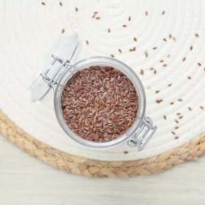 Découvrez nos graines de lin, une petite bombe aux bienfaits exceptionnels pour votre alimentation. Riches en fibres, en acides gras oméga-3 et en antioxydants, ces graines polyvalentes apportent une touche de nutriments essentiels à vos repas. Originaires de lin soigneusement cultivé, elles sont idéales pour enrichir vos salades, yaourts ou smoothies. Vous pouvez aussi les utiliser pour préparer des pains, des muffins ou des barres énergétiques maison. Ces graines de lin se mélangent facilement à vos recettes, offrant une saveur douce et une texture agréable. En intégrant nos graines de lin dans votre alimentation, vous optez pour une source de bienfaits nutritionnels et une cuisine saine.
