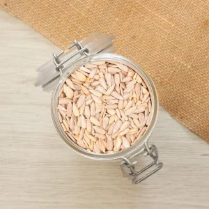 Découvrez nos graines de tournesol, une petite merveille croquante aux saveurs légèrement noisetées. Riches en vitamines, minéraux et acides gras essentiels, ces graines sont soigneusement sélectionnées pour vous offrir un encas sain et nutritif. Originaires de tournesols cultivés avec soin, elles ajoutent un croquant agréable à vos salades, yaourts ou plats cuisinés. Vous pouvez également les déguster telles quelles pour une collation délicieuse. Elles sont idéales pour enrichir vos recettes et apporter une touche de saveur et de bienfaits à votre alimentation quotidienne. Optez pour nos graines de tournesol pour une alimentation équilibrée et pleine de nutriments.