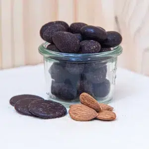 Explorez nos choco amandes noir, où le croquant des amandes rencontre l'intensité du chocolat noir haut de gamme. Chaque amande est délicatement enrobée d'une couche généreuse de chocolat noir, offrant une expérience de dégustation riche et satisfaisante. Le contraste entre le chocolat noir intense et le croquant des amandes crée une harmonie parfaite de saveurs. Le chocolat noir, avec ses notes profondes et légèrement amères, s'associe magnifiquement à la douceur naturelle des amandes, pour une collation aussi gourmande qu'authentique. Que ce soit pour une pause gourmande, un en-cas élégant ou un accompagnement pour un café, ces choco amandes noir vous offrent un moment de plaisir raffiné et inoubliable. Idéales pour satisfaire vos envies de douceur tout en profitant d'une touche de sophistication.