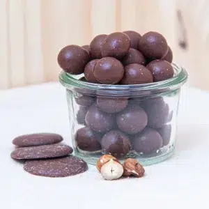 Savourez nos choco noisettes lait, une collation irrésistible où la richesse du chocolat au lait se mêle au croquant des noisettes grillées. Chaque bouchée vous offre une expérience gustative exquise grâce à la douceur crémeuse du chocolat au lait et au croquant des noisettes soigneusement grillées pour révéler toute leur saveur. Ce mélange harmonieux entre le chocolat velouté et les noisettes croquantes vous promet un moment de plaisir et de réconfort. Parfait pour une pause gourmande ou pour accompagner votre café, nos choco noisettes lait sont l'option idéale pour satisfaire vos envies de douceurs chocolatées et ajouter une touche de gourmandise à votre journée.