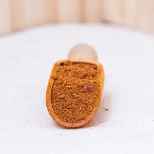 Découvrez notre mélange d'épices pour guacamole, une fusion parfaite d'arômes pour rehausser votre préparation. Ce mélange soigneusement élaboré offre un équilibre harmonieux entre le piquant du piment, la fraîcheur du citron vert et la richesse des épices, pour vous offrir une expérience gustative inoubliable. Parfait pour vos avocats écrasés, il transforme votre guacamole en une explosion de saveurs authentiques et savoureuses. Utilisez le pour préparer un dip savoureux ou pour ajouter une touche exotique à vos plats mexicains. Ce mélange guacamole est aussi excellent pour assaisonner vos tacos, burritos, et autres recettes inspirées de la cuisine mexicaine.