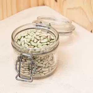 Découvrez nos haricots flageolets, des légumineuses vertes délicates au goût subtil et à la texture tendre. Cultivés avec soin, ces flageolets sont parfaits pour accompagner une variété de plats, ajoutant une touche de couleur et de nutriments à vos repas. Leur saveur douce et leur texture crémeuse les rendent idéaux pour préparer des plats classiques comme le cassoulet, les ragoûts ou les salades. En plus de leur délicatesse, les haricots flageolets sont une excellente source de protéines végétales, de fibres et de minéraux essentiels. Découvrez comment ces haricots peuvent enrichir vos plats quotidiens avec une touche de finesse et de nutrition.