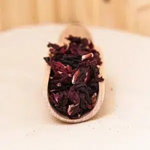 L'hibiscus, fleur reconnue depuis longtemps pour ses propriétés revitalisantes, captive par sa splendeur tropicale. Ses pétales vibrants, dans des nuances de rouge, de rose ou d’orange. Créent une explosion de couleurs exotiques qui éveille les sens. Utilisée en infusion, l’hibiscus en fleur offre une saveur acidulée rafraîchissante, idéale pour des boissons estivales ou des tisanes revitalisantes. En plus de son goût agréable, l'hibiscus est apprécié pour ses propriétés antioxydantes et son effet bénéfique sur la santé, contribuant à la réduction de la pression artérielle et à la stimulation du métabolisme. Explorez cette fleur majestueuse pour ajouter une touche de vivacité et de bien-être à vos moments de détente.