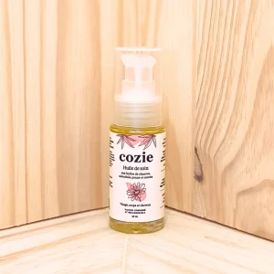 Découvrez notre huile de soin composée d’huiles de chanvre, calendula, prune et carotte, une formule ultra-nourrissante pour une peau éclatante et revitalisée. Cette huile polyvalente est idéale pour protéger les pointes sèches des cheveux, ajoutant une touche de hâle léger pour un teint radieux. Enrichie en huiles naturelles, elle hydrate en profondeur et sublime la peau, tout en offrant des bienfaits nourrissants aux cheveux. Sa formule riche et légère pénètre facilement, laissant la peau douce et les cheveux nourris sans effet gras. Profitez d'une routine de beauté efficace avec cette huile de soin multifonctionnelle, parfaite pour une peau et des cheveux en pleine forme.