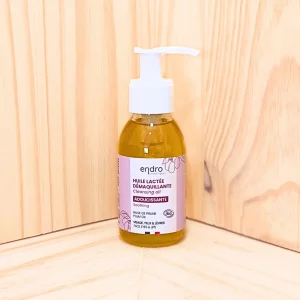 Explorez notre huile lactée démaquillante pour une routine de démaquillage douce et efficace. Cette formule onctueuse élimine en profondeur les impuretés et le maquillage, même waterproof, sans laisser de film gras ni assécher votre peau. Sa texture légère nettoie en douceur, apaisant la peau tout en la laissant parfaitement propre et confortable. Idéale pour une utilisation quotidienne, cette huile démaquillante lactée est le choix parfait pour un démaquillage efficace sans irritation. Profitez d'un démaquillage doux et complet pour une peau nette, fraîche et prête à recevoir les soins suivants.