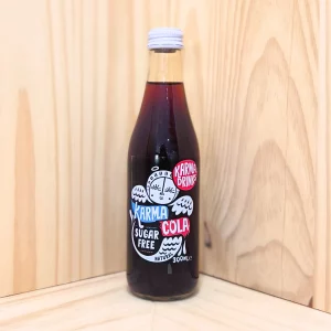 Le Cola sugar free de Karma Drinks vous propose la même saveur rafraîchissante de cola, mais avec zéro sucre ajouté, tout en maintenant leur engagement éthique envers la durabilité. Ce cola sugar free de Karma Drinks offre une explosion de saveurs classiques, alliant des notes épicées et sucrées, sans compromettre la santé. Idéal pour ceux qui cherchent à réduire leur consommation de sucre, cette boisson conserve toute la complexité et le plaisir d'un cola traditionnel. Chaque canette est un témoignage de l'engagement de Karma Drinks pour des ingrédients de qualité, des pratiques équitables et une planète plus saine.