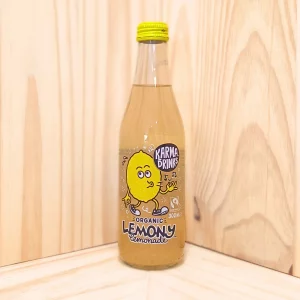 Lemony de Karma Drinks est une limonade artisanale qui vous invite à une expérience rafraîchissante et vivifiante. Confectionnée à partir de citrons juteux et mûrs, cette limonade allie le goût acidulé du citron à une douceur subtile, obtenue grâce au sucre de canne éthique. La recette simple et naturelle met en avant la pureté des ingrédients, offrant une boisson désaltérante qui capture l'essence du citron dans chaque gorgée. Lemony est non seulement rafraîchissante, mais elle reflète également l’engagement de Karma Drinks envers une production durable et responsable. Parfaite pour étancher votre soif lors des chaudes journées d'été ou pour accompagner vos repas, cette limonade vous offre un moment de fraîcheur authentique, tout en soutenant des pratiques de commerce équitable et de développement durable.
