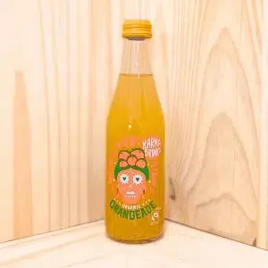 L'Orangeade de Karma Drinks vous séduira avec son mélange rafraîchissant d'oranges juteuses et de sucre de canne éthique, offrant une expérience gustative pleine de soleil. Chaque gorgée capture la douceur naturelle et l'acidité des meilleures oranges, créant une boisson pétillante et revitalisante. Parfait pour une journée chaude ou un moment de détente, cette orangeade est plus qu'une simple boisson : elle incarne l'engagement de Karma Drinks envers des pratiques commerciales justes et durables. Sirotez ce délicieux breuvage en sachant que chaque bouteille soutient des communautés agricoles et promeut une agriculture responsable.