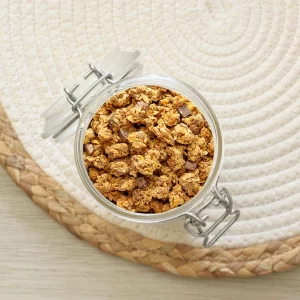 Explorez notre krounchy chocolat, des céréales croustillantes accompagnées de grandes pépites de chocolat irrésistibles. Ces céréales sont parfaits pour un petit déjeuner gourmand ou comme encas savoureux. Chaque bouchée vous offre le plaisir du chocolat associé au croquant des céréales. Savourez la douceur du chocolat fondant et le croquant des céréales dans une combinaison harmonieuse. Ces céréales sont idéales pour commencer la journée avec une note sucrée ou pour une pause gourmande à tout moment. Optez pour le krounchy chocolat pour un petit déjeuner délicieux ou un encas qui ravira vos papilles.