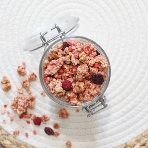Explorer notre krounchy aux fruits rouges, ce sont des céréales croustillantes délicieusement infusées de la douceur acidulée des baies, pour un petit déjeuner haut en saveurs et en couleurs. Riches en fibres et en vitamines, elles vous apportent l'énergie et les nutriments nécessaires pour démarrer votre journée avec vitalité. Dégustez les nature, avec du lait, du yaourt ou du jus de fruits, selon vos envies. Pour un plaisir encore plus gourmand, accompagnez les de fruits frais, de granola ou de miel. Krounchy aux fruits rouges : des céréales croustillantes, fruitées et savoureuses, pour un réveil en fanfare et des journées pleines de vitalité.
