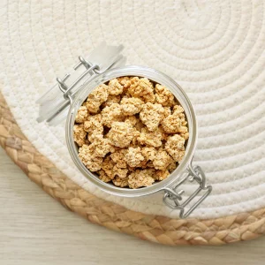 Découvrez nos krounchy nature, des céréales croustillantes et savoureuses, élaborées avec des ingrédients simples et de qualité. Parfaites pour un petit déjeuner sain ou un encas gourmand, elles vous offrent une expérience authentique et délicieuse. Riches en fibres et en glucides complexes, les Krounchy Nature vous apportent l'énergie nécessaire pour démarrer votre journée ou combler vos petits creux. Dégustez les nature, avec du lait, du yaourt ou du jus de fruits, selon vos envies. Pour un plaisir encore plus gourmand, accompagne -les de fruits secs, de miel ou de chocolat. Krounchy nature : des céréales croustillantes, simples et savoureuses, pour un mode de vie sain et savoureux.