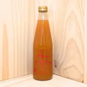 Découvrez le Nectar Abricot Romarin de La Table des Lutins, une véritable invitation à la douceur et à la sophistication des saveurs naturelles. Ce nectar raffiné est élaboré avec des abricots locaux. Cueillis à pleine maturité pour garantir une douceur exceptionnelle et une richesse aromatique. Le romarin, sélectionné avec soin, ajoute une touche subtilement herbacée qui rehausse le goût du fruit tout en apportant des notes fraîches et légèrement résineuses. Adouci avec du sucre de canne, ce nectar abricot romarin est un mélange harmonieux de douceur fruitée et d’arômes herbacés. Chaque gorgée vous transporte dans un verger ensoleillé.