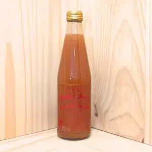 Savourez le Nectar Pèche Lavande de La Table des Lutins, un nectar qui allie la douceur des pêches mûres aux arômes délicats de la lavande. Ce nectar est élaboré à partir de pêches locales, récoltées au sommet de leur maturité pour garantir un goût sucré et riche. La lavande, infusée avec soin, apporte des notes florales légères et parfumées qui s’harmonisent parfaitement avec la douceur du fruit. Ce nectar pèche lavande vous propose une expérience gustative raffinée. Chaque gorgée révèle un mariage harmonieux entre la douceur fruitée et les nuances florales.