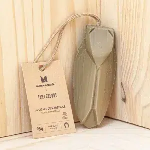Découvrez notre cigale de Marseille, un savon minimaliste qui incarne l’esprit du Sud de la France. Signé par Monochromic, ce savon arbore un design exclusif qui symbolise de manière élégante l’emblème provençal. Conçu pour être zéro déchet, il est exempt d’huile de palme, de conservateurs et d’additifs, offrant un produit respectueux de l'environnement. La cigale de Marseille est une véritable œuvre d’art qui allie esthétique et engagement écologique. Parfait pour ceux qui cherchent à allier beauté et responsabilité, il apporte une touche de luxe et de tradition dans votre routine de soin.