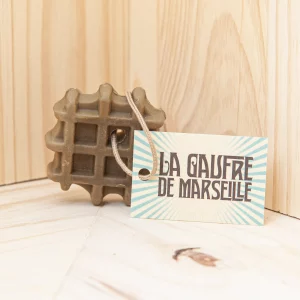 Découvrez la gaufre de Marseille, un savon unique inspiré par une collaboration franco-belge passionnée par la culture marseillaise. Ce savon de Marseille, qui ressemble à une gaufre, est conçu pour transformer le moment de la toilette en une expérience ludique et agréable, surtout pour les plus jeunes. Sa composition de haute qualité est douce pour la peau et enrichie pour offrir un nettoyage efficace tout en apportant du plaisir à chaque utilisation. Avec son design créatif et son parfum subtil, ce savon fait de chaque bain un moment de joie, alliant tradition et innovation dans un produit de soin original et amusant.