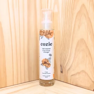 Découvrez notre lait corporel à l'eau florale d'oranger, une formule hydratante qui procure un soin doux et revitalisant pour votre peau. Sa texture légère et non collante pénètre rapidement, laissant la peau douce et parfaitement nourrie. Enrichi avec de l'eau florale d'oranger, ce lait corporel offre une hydratation en profondeur tout en enveloppant votre peau d’un parfum délicat et apaisant. Idéal pour une utilisation quotidienne, ce lait convient à tous les types de peau, offrant un soin complet et agréable pour maintenir une peau douce, hydratée et éclatante. Profitez d’une routine de soin sensorielle et efficace avec ce lait corporel naturel.