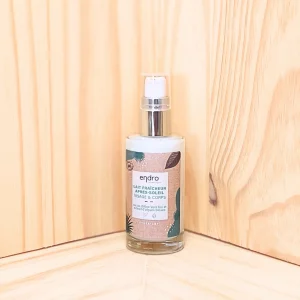 Apaisé votre peau après une journée au soleil avec notre lait fraicheur après-soleil, enrichi en extrait d'algue bleue et en poudre d’aloe vera. Sa formule 100% d'origine naturelle offre une texture gel crème légère qui pénètre rapidement, offrant une hydratation optimale et une sensation de fraîcheur immédiate. Conçu pour apaiser et réparer la peau après l'exposition au soleil, ce lait fraicheur après-soleil aide à calmer les rougeurs et à nourrir la peau en profondeur. Il convient à tous les types de peau, même les plus sensibles, et assure un confort durable après une exposition au soleil, laissant votre peau douce, apaisée et bien hydratée.