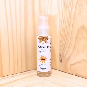 Découvrez notre lait solaire SPF30 à l’aloe vera et à l’huile de jojoba, une protection solaire minérale efficace enrichie en actifs hydratants. Ce lait solaire SPF30 offre une défense optimale contre les rayons UVA et UVB, tout en nourrissant et hydratant votre peau grâce à l’aloe vera et l’huile de jojoba. Sa formule légère s’applique facilement sans laisser de traces blanches, et résiste à l’eau pour une protection durable lors de vos activités estivales. Ce produit est parfait pour une protection solaire quotidienne, alliant efficacité et douceur pour prendre soin de votre peau tout en vous permettant de profiter du soleil en toute sérénité.