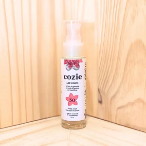 Découvrez notre lait solaire avec un SPF50, conçu pour offrir une haute protection naturelle contre les rayons UVA et UVB. Sa formule soignée, sans ingrédients controversés, garantit une protection solaire efficace tout en prenant soin de votre peau. Ce lait est adapté à toute la famille à partir de 3 ans, offrant une défense optimale contre les agressions du soleil. Sa texture fluide et non grasse s’applique facilement, assurant une couverture uniforme et une protection durable. Profitez du soleil en toute sécurité avec ce lait solaire SPF50, qui combine efficacité et respect de votre peau et de l'environnement, pour un été serein et protégé.
