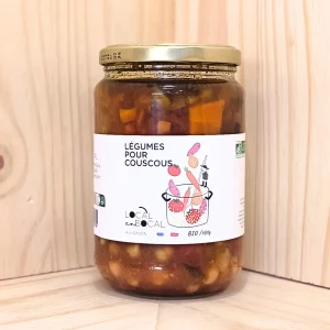 Découvrez notre mélange de légumes pour couscous, une sélection savoureuse et colorée qui apporte une touche d'authenticité à vos repas. Nous réunissons dans ce mélange gourmand des légumes frais et de saison, soigneusement choisis pour leur qualité et leur saveur : des carottes croquantes, des courgettes fondantes, des navets doux et des pois chiches tendres. Il est parfait pour préparer un couscous traditionnel ou pour ajouter une note méditerranéenne à vos recettes. Ce mélange est prêt à être cuisiné et assaisonné selon vos envies. Sans additifs ni conservateurs, nous le réalisons avec des ingrédients naturels, vous garantissant un goût authentique et pur. Facile à utiliser, il transforme vos repas en une véritable fête des sens. Offrez à votre table une expérience culinaire riche et délicieuse avec notre mélange de légumes pour couscous.