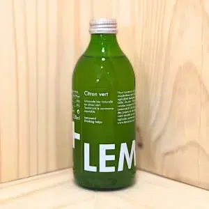 Lemonaid Citron Vert est une limonade artisanale qui vous offre une expérience gustative rafraîchissante et pleine de vivacité. Conçue à partir de citrons verts mûrs et juteux, cette limonade allie l’acidité vive du citron vert à une douceur subtile, obtenue grâce au sucre de canne éthique. Le savoir-faire artisanal de Lemonaid garantit une boisson pétillante de haute qualité, qui évoque l'été avec chaque gorgée. Parfaite pour étancher votre soif lors des journées chaudes ou pour ajouter une touche de fraîcheur à vos moments conviviaux, Lemonaid citron vert vous offre une explosion de saveurs agrumées, tout en soutenant des pratiques durables et responsables.