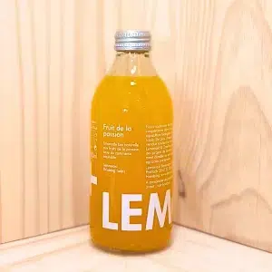 Lemonaid Passion vous propose une limonade exquise au fruit de la passion, alliant l’expertise artisanale à une passion pour les saveurs exotiques. Confectionnée avec des fruits de la passion mûrs et juteux, Lemonaid passion offre une explosion de saveurs fruitées qui ravira vos papilles. La recette, soigneusement élaborée avec du sucre de canne éthique, permet de préserver la richesse des arômes naturels du fruit, créant une boisson à la fois rafraîchissante et délicieusement exotique. Avec chaque gorgée, vous découvrirez une harmonie parfaite entre l’acidité vive du fruit de la passion et une douceur subtile qui équilibre les saveurs.
