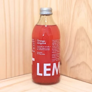 Lemonaid Sanguine vous propose une limonade vibrante et rafraîchissante, élaborée à partir d’orange sanguine mûre et juteuse. Ce mélange artisanal combine l’acidité légère de l’orange sanguine avec une douceur subtile, obtenue grâce au sucre de canne éthique. Chaque gorgée de cette limonade vous transporte dans un moment de plaisir rafraîchissant, où les saveurs riches des agrumes sont mises en avant. Avec une attention particulière portée à la qualité des ingrédients et à l’impact environnemental de sa production, Lemonaid Sanguine vous offre une expérience gustative aussi délicieuse que responsable, parfaite pour étancher votre soif ou accompagner vos repas d’été.