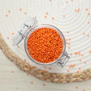 Explorez nos lentilles corail, de petites perles orangées riches en saveur et en nutriments. Ces lentilles se cuisent rapidement et sont idéales pour les curry, les soupes et les plats végétariens. Une addition colorée à une cuisine saine. Enrichissez vos plats avec ces lentilles, qui offrent une texture tendre et un goût doux. Elles sont une excellente source de protéines végétales et de fibres, parfaites pour des repas équilibrés et délicieux. Que vous prépariez un curry épicé ou une soupe nourrissante, nos lentilles corail ajoutent une touche de couleur et de nutrition à vos recettes.