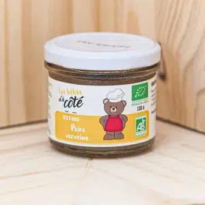 Éveillez les sens de votre bébé avec notre purée de poire à la verveine. Une combinaison délicieuse de saveurs sucrées légèrement rafraîchissantes et d'une subtile touche d'arôme de verveine. La douceur naturelle de la poire est accentuée par la fraîcheur de la verveine, créant une purée douce et apaisante qui plaira à coup sûr à votre tout-petit. Parfaite pour diversifier son palais, cette purée est idéale à tout moment de la journée, que ce soit en dessert ou en collation. Elle est préparée avec soin pour préserver les nutriments essentiels des poires fraîches. Offrant ainsi une option nutritive et délicieuse pour les jeunes gourmets en herbe.