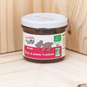 Offrez à votre bébé une douce découverte gustative avec notre purée de pomme à la framboise, une fusion délicate de saveurs sucrées et acidulées spécialement conçue pour éveiller ses papilles délicates. La pomme, naturellement sucrée, se marie parfaitement avec la framboise, apportant une légère note acidulée qui stimule les sens de bébé sans être trop intense. Cette purée pomme framboise est idéale pour introduire en douceur les fruits rouges dans son alimentation, tout en lui offrant une expérience sensorielle agréable et équilibrée. Préparée avec des ingrédients de qualité, elle garantit une texture lisse et une saveur naturelle qui raviront les papilles sensibles des tout-petits.
