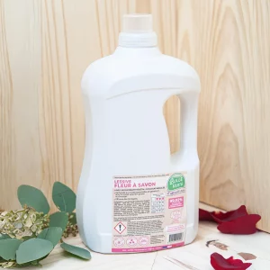 La lessive fleur à savon est parfaite pour laver tous types de textiles. Enrichie d'un adoucissant d'origine végétale, elle agit efficacement dès 30°C, offrant un nettoyage complet tout en respectant les tissus. Son parfum agréable, issu des huiles essentielles, laisse un doux parfum fleuri sur le linge. De plus, elle est conçue pour être sans danger pour les fosses septiques et ne laisse aucun résidu dans les bacs à graisse. Sa formule douce nettoie en profondeur tout en préservant la qualité des textiles. Utilisée régulièrement, la lessive fleur à savon garantit un linge propre et doux avec une touche de fraîcheur naturelle.