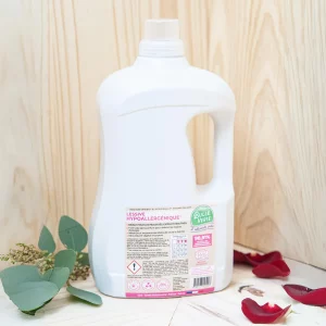 La lessive hypoallergénique est spécialement conçue pour nettoyer le linge des personnes à la peau sensible et réactive. Sans parfum et certifiée par un organisme spécialisé, elle est efficace dès 30°C. Sa formule est soigneusement élaborée pour être douce sur la peau, tout en offrant une propreté impeccable. La lessive hypoallergénique est également sécuritaire pour les fosses septiques et ne laisse aucun résidu dans les bacs à graisse, ce qui en fait une option respectueuse de l’environnement. Ce produit est idéal pour les familles et les individus recherchant une lessive adaptée aux peaux sensibles, offrant une solution sûre et efficace pour le linge délicat.