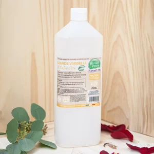 Le liquide vaisselle pour peaux sensibles nettoie efficacement la vaisselle tout en préservant l’hydratation des mains. Grâce à sa formule extra douce enrichie à l’aloe vera. Il offre un nettoyage en profondeur tout en étant agréable à utiliser, avec une mousse onctueuse qui facilite le rinçage. Ce liquide vaisselle peau sensible est spécialement conçu pour minimiser les risques d’irritations. Il est approuvé pour le contact alimentaire, garantissant une utilisation en toute sécurité pour nettoyer les ustensiles de cuisine et les plats. Sa douceur et son efficacité en font un choix idéal pour ceux qui recherchent un produit à la fois doux pour les mains et performant pour la vaisselle.