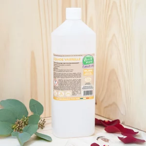 Le liquide vaisselle au pin et citron dégraisse efficacement tout en faisant briller la vaisselle, en éliminant les résidus alimentaires sans effort. Sa formule est facile à rincer, préservant la douceur de vos mains tout en garantissant une propreté impeccable. Ce produit est approuvé pour le contact alimentaire, assurant une utilisation en toute sécurité pour nettoyer vos plats et ustensiles. Enrichi aux huiles essentielles de citron et de pin, il diffuse une fragrance fruitée et plaisante dans votre cuisine. Idéal pour ceux qui cherchent un liquide vaisselle à la fois performant et agréable à utiliser, ce produit combine efficacité de nettoyage et soin des mains.