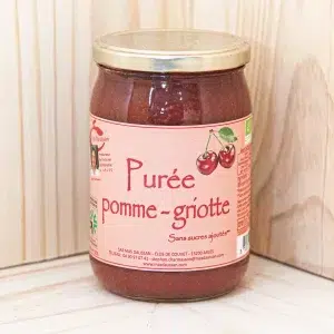 Succombez à notre purée de pomme griotte, une harmonie délicate entre la douceur de la pomme et la note légèrement kirschée de la griotte. Cette purée est préparée avec des pommes et des griottes sélectionnées pour leur qualité et leur saveur. Offrant ainsi une expérience gustative unique et raffinée. Parfaite pour accompagner vos desserts, goûters ou même certains plats. Elle ajoute une touche d'élégance et de complexité à vos repas. La texture onctueuse et les saveurs équilibrées de cette purée en font une option gourmande et saine, idéale pour toute la famille. Plongez dans une expérience gustative inoubliable avec cette savoureuse purée.
