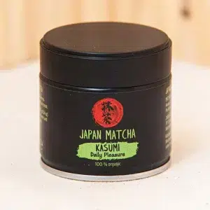 Plongez dans l'univers raffiné du thé vert matcha Japan. Une texture veloutée et une expérience délicate où la richesse et l'amertume subtile de ce thé japonais s'harmonisent parfaitement. Ce matcha d'exception est élaboré à partir des meilleures feuilles de thé. Soigneusement broyées en une poudre fine qui libère une couleur vert émeraude vibrante. Chaque tasse vous offre une infusion onctueuse avec un goût umami profond, équilibré par une amertume légère et une douceur persistante. Parfait pour un moment de calme ou une pause méditative, ce thé vert matcha vous invite à découvrir la tradition japonaise du thé dans toute sa splendeur. Offrez vous un voyage sensoriel authentique avec ce matcha japan emblématique.