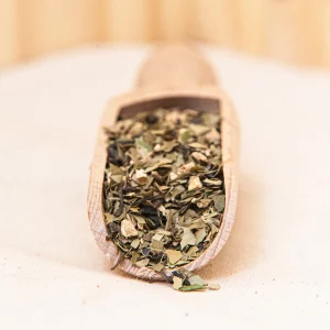 Laissez vous dynamiser par notre maté guarana, une infusion qui combine avec ingéniosité le maté traditionnel et les vertus du guarana. Ce mélange astucieux vous offre une expérience gustative stimulante, parfaite pour éveiller vos sens et booster votre énergie. Le maté, boisson emblématique du sud de l'Amérique latine, est connu pour ses effets vivifiants et son goût robuste. Associé au guarana, célèbre pour ses propriétés énergisantes et sa capacité à augmenter l’endurance. Il crée une infusion unique et revitalisante. Chaque tasse est une invitation à profiter d’un moment de dynamisme et de fraîcheur, offrant à la fois une stimulation naturelle et un plaisir de dégustation authentique.