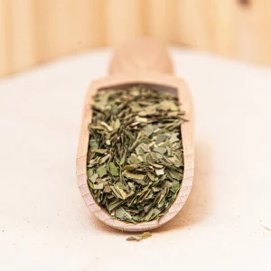 Succombez à notre excellent maté vert, l'icône de la boisson chaude dans le sud de l'Amérique latine. Fortement apprécié pour son goût riche et ses propriétés énergisantes. Ce maté, cultivé avec soin dans les régions montagneuses d’Argentine et du Brésil, est le choix parfait pour ceux qui recherchent une infusion authentique et revigorante. Sa saveur intense et légèrement amère, équilibrée par une subtile douceur, en fait une boisson aussi traditionnelle que moderne. En plus de son goût, le maté vert est reconnu pour ses effets stimulants, offrant un coup de boost naturel tout en favorisant la concentration et la vitalité. Offrez vous un moment de plaisir intense et énergisant avec cette boisson emblématique.